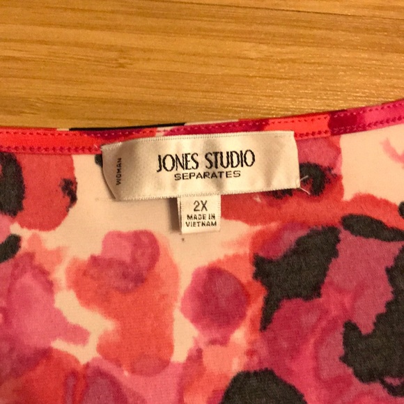 Plus size sleeveless blouse by Jones Studio 2X. - Picture 2 of 4